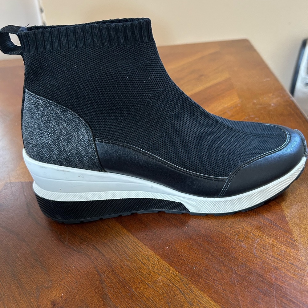 Michael Kors ankle boots very nice and comfortable and stylish too!